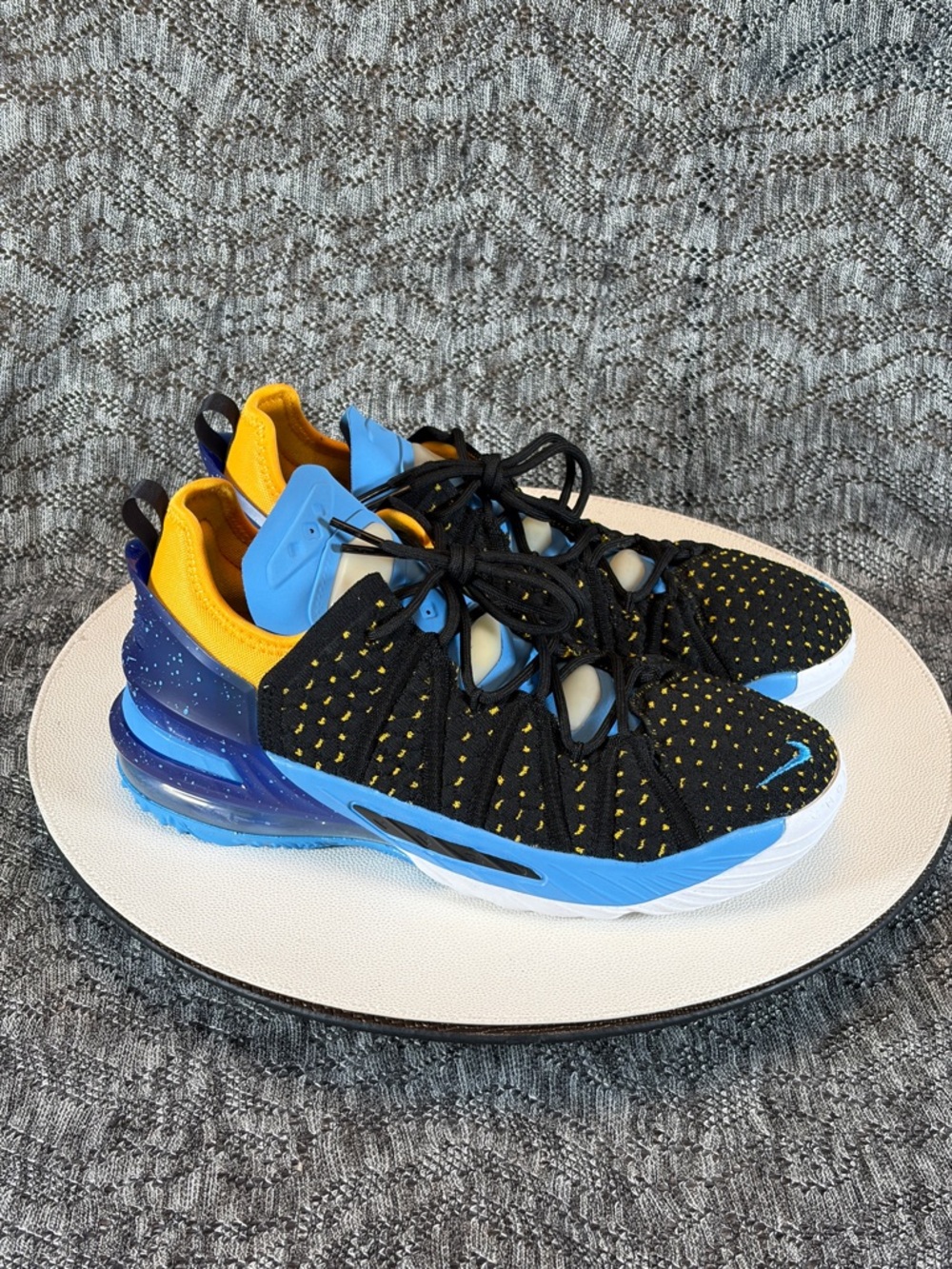Nike LeBron XVIII 18 Sneaker Kids size 6.5 Y